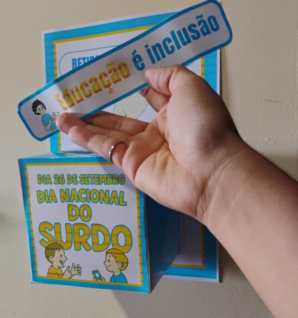 Caixa de Parede para o Dia do Surdo com frases temáticas sobre Libras, surdez e inclusão.