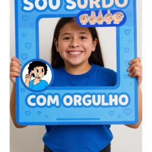 Painel colorido para o Dia dos Surdos, sinalizado em Libras com datilologia, trazendo espaço divertido para crianças tirarem fotos e celebrarem a inclusão."