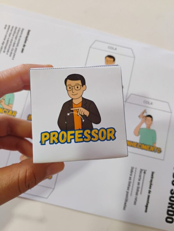 Dado colorido bilíngue com sinais em Libras: influenciar, aconselhar, incentivar, conhecimento e habilidades. Inclui flash cards dos sinais.