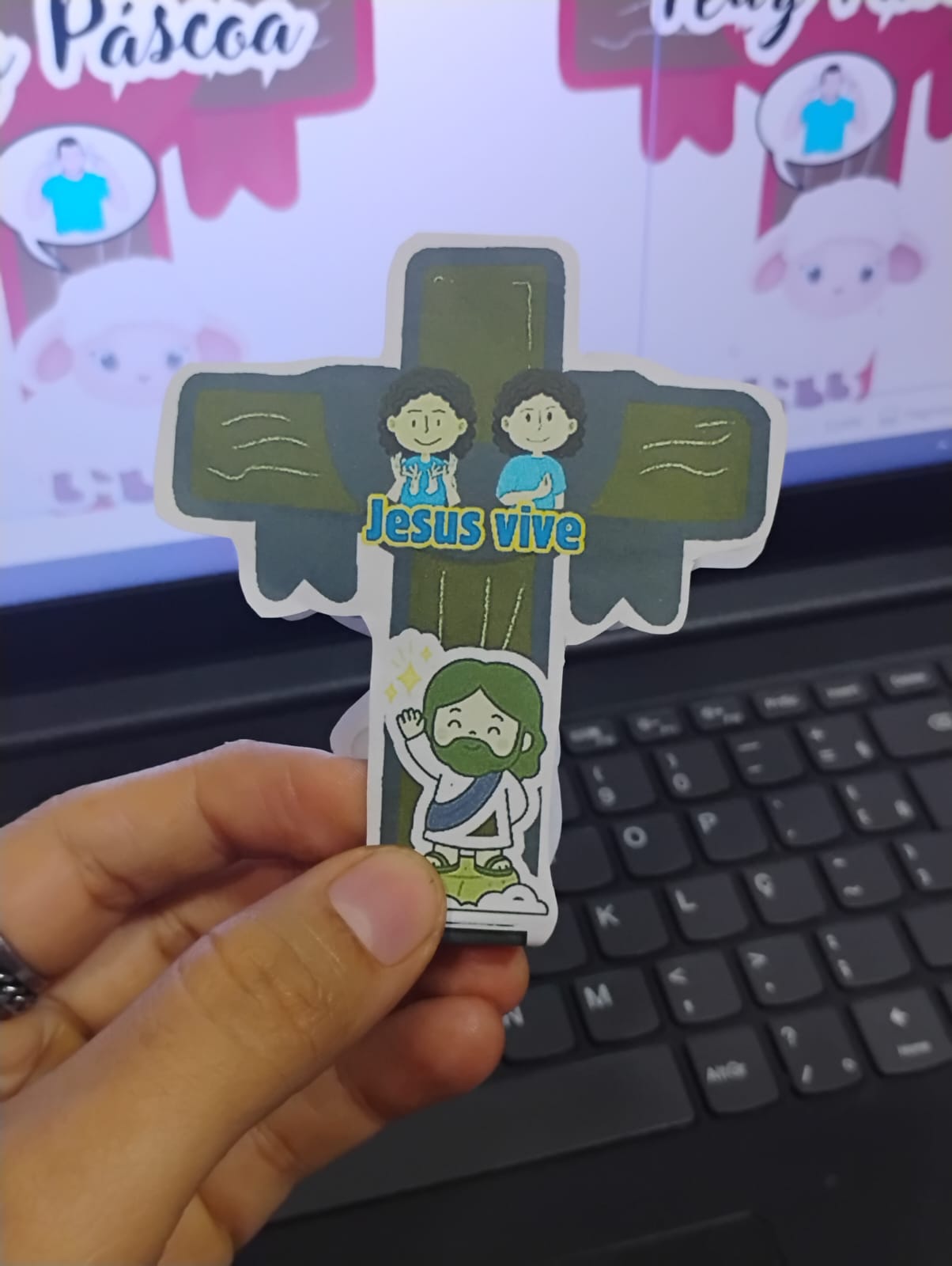 Lembrancinha Páscoa Cristã em PDF – Cruz “Jesus Vive” com Libras | Material Bilíngue Inclusivo - Imagem 3